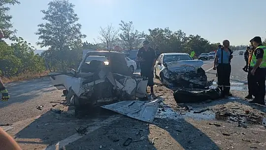 Gaziantep'te iki otomobil kafa kafaya çarpıştı: 1 ölü, 5 yaralı