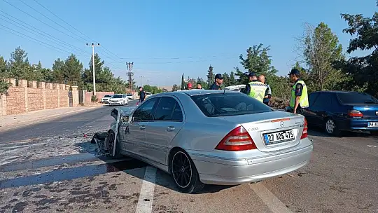 Gaziantep'te iki otomobil kafa kafaya çarpıştı: 1 ölü, 5 yaralı