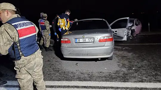 Gaziantep'te iki otomobil kafa kafaya çarpıştı: 2 ölü, 6 yaralı