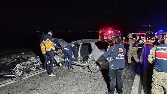 Gaziantep'te iki otomobil kafa kafaya çarpıştı: 2 ölü, 6 yaralı