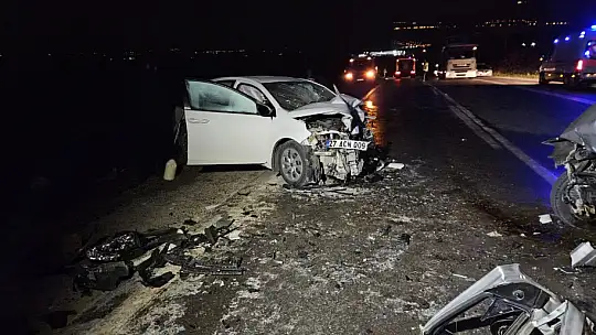 Gaziantep'te iki otomobil kafa kafaya çarpıştı: 2 ölü, 6 yaralı