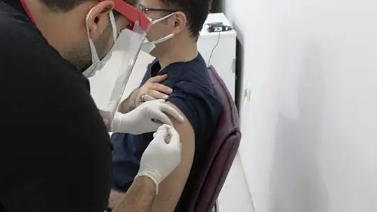 Gaziantep'te ilk korona aşısı il sağlık müdürüne yapıldı