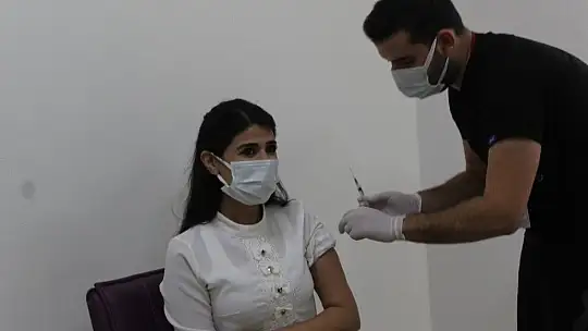 Gaziantep'te ilk korona aşısı il sağlık müdürüne yapıldı