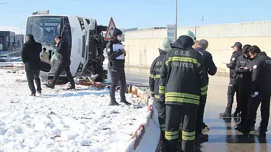 Gaziantep'te işçi servisi devrildi: 3 yaralı