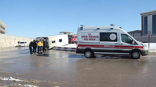 Gaziantep'te işçi servisi devrildi: 3 yaralı