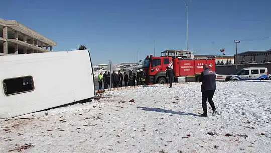 Gaziantep'te işçi servisi devrildi: 3 yaralı