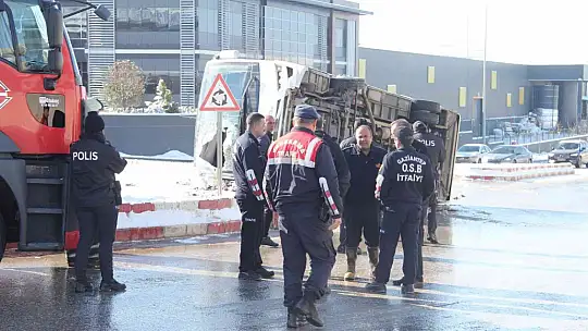 Gaziantep'te işçi servisi devrildi: 3 yaralı
