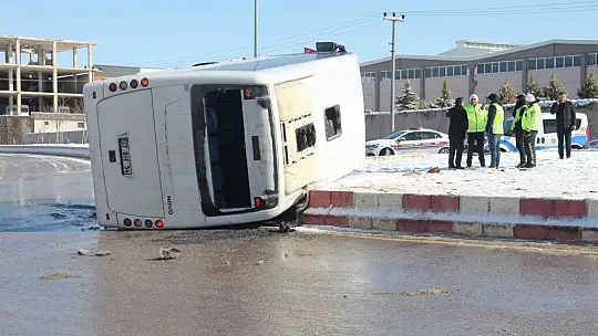 Gaziantep'te işçi servisi devrildi: 3 yaralı