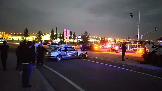 Gaziantep'te işçi servisi ile otomobil çarpıştı: 1 ölü, 15 yaralı