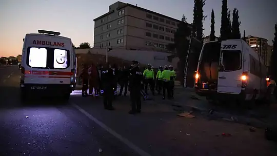 Gaziantep'te işçi servisi ile otomobil çarpıştı: 1 ölü, 15 yaralı