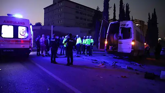 Gaziantep'te işçi servisi ile otomobil çarpıştı: 1 ölü, 15 yaralı