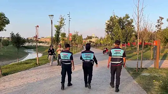 Gaziantep'te Jandarma yaya devriyesi görev başında