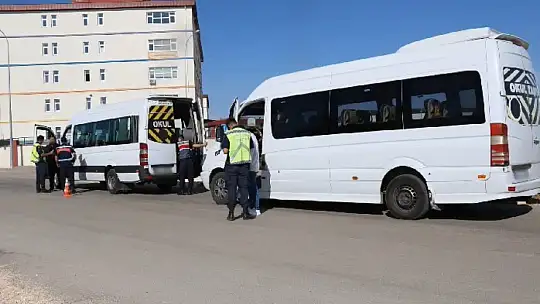 Gaziantep'te jandarmadan okul servis araçlarına şok denetim