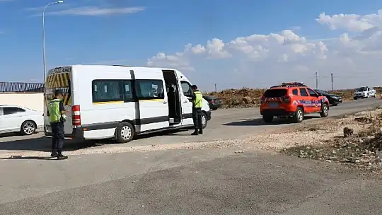 Gaziantep'te jandarmadan okul servis araçlarına şok denetim