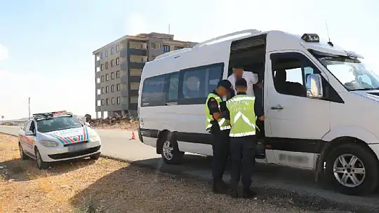 Gaziantep'te jandarmadan okul servis araçlarına şok denetim