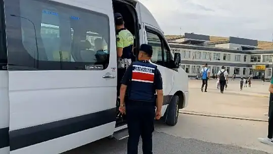 Gaziantep'te jandarmadan okul servis araçlarına şok denetim