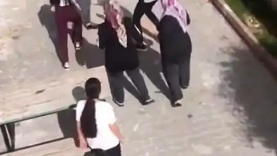 Gaziantep'te kadınların bıçaklı sopalı kavgası kameraya yansıdı