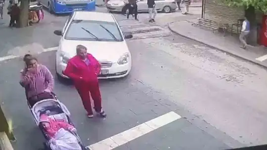 Gaziantep'te kaldırımda yürüyen 2 kadın ile bebeğe araba çarptı