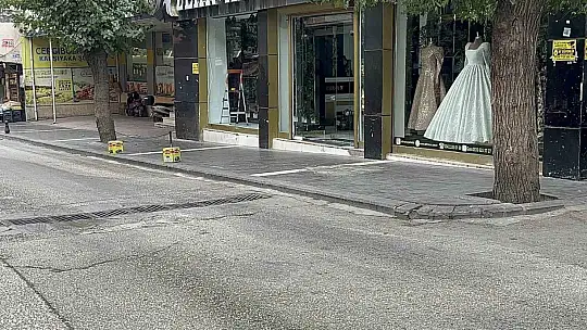 Gaziantep'te kaldırımda yürüyen 2 kadın ile bebeğe araba çarptı
