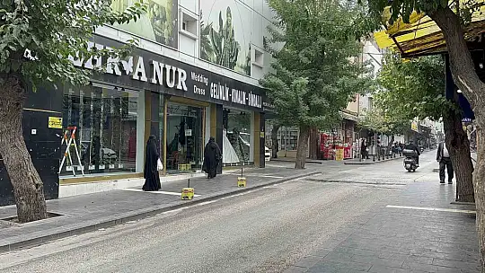 Gaziantep'te kaldırımda yürüyen 2 kadın ile bebeğe araba çarptı