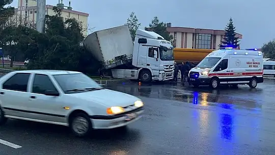Gaziantep'te kamyon ile tır çarpıştı: 1 yaralı