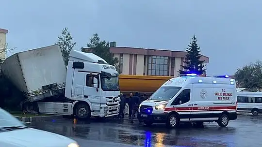 Gaziantep'te kamyon ile tır çarpıştı: 1 yaralı