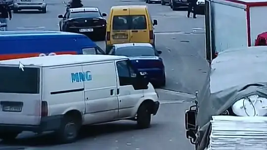 Gaziantep'te kargo çalışanları, müşterinin iş yerini basarak camı çerçeveyi indirdi