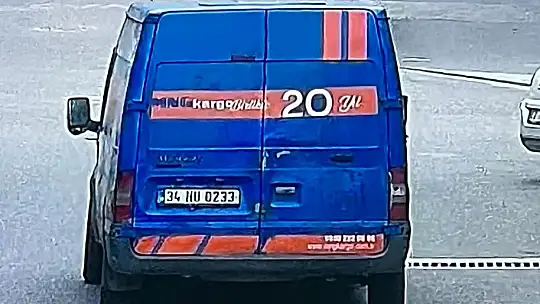 Gaziantep'te kargo çalışanları, müşterinin iş yerini basarak camı çerçeveyi indirdi