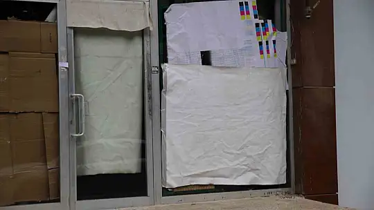 Gaziantep'te kargo çalışanları, müşterinin iş yerini basarak camı çerçeveyi indirdi