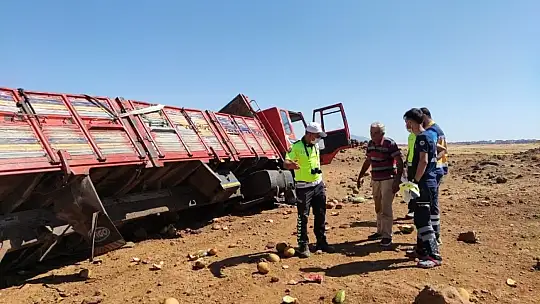 Gaziantep'te karpuz yüklü kamyon tarlaya uçtu: 1 yaralı