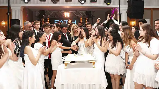 Gaziantep'te kolej öğrencilerinden mezuniyet balosu