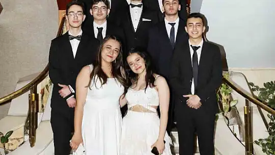 Gaziantep'te kolej öğrencilerinden mezuniyet balosu
