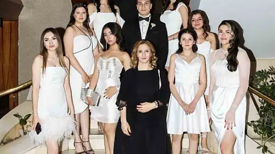 Gaziantep'te kolej öğrencilerinden mezuniyet balosu