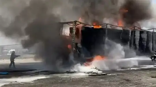 Gaziantep'te lastik yüklü tır alev alev yandı