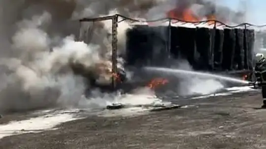 Gaziantep'te lastik yüklü tır alev alev yandı