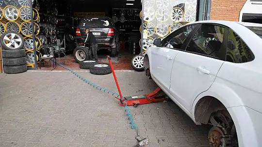 Gaziantep'te lastikçilerin 'kış lastiği' mesaisi