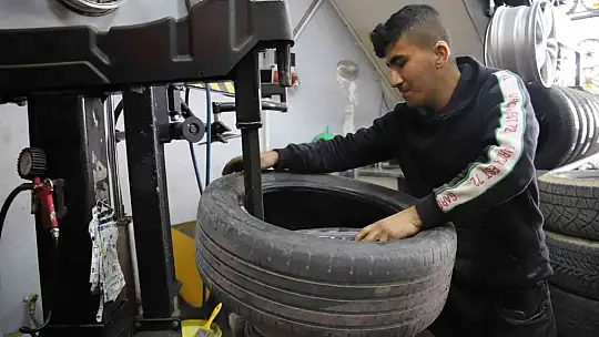 Gaziantep'te lastikçilerin 'kış lastiği' mesaisi