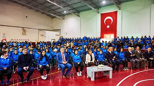 Gaziantep'te lise öğrencilerine eşofman takımı