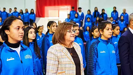 Gaziantep'te lise öğrencilerine eşofman takımı