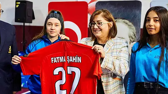 Gaziantep'te lise öğrencilerine eşofman takımı
