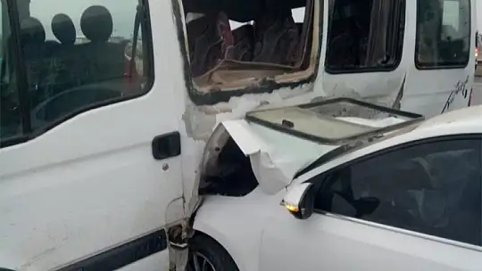 Gaziantep'te öğrenci minibüsü ile otomobil çarpıştı: 19 yaralı