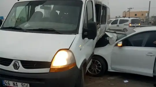 Gaziantep'te öğrenci minibüsü ile otomobil çarpıştı: 19 yaralı