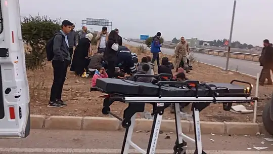 Gaziantep'te öğrenci minibüsü ile otomobil çarpıştı: 19 yaralı
