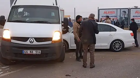 Gaziantep'te öğrenci minibüsü ile otomobil çarpıştı: 19 yaralı
