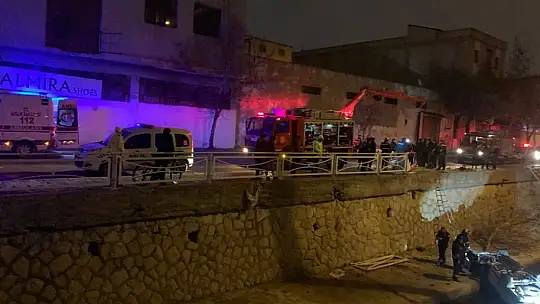 Gaziantep'te otomobil dereye uçtu: 2 yaralı