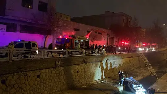 Gaziantep'te otomobil dereye uçtu: 2 yaralı