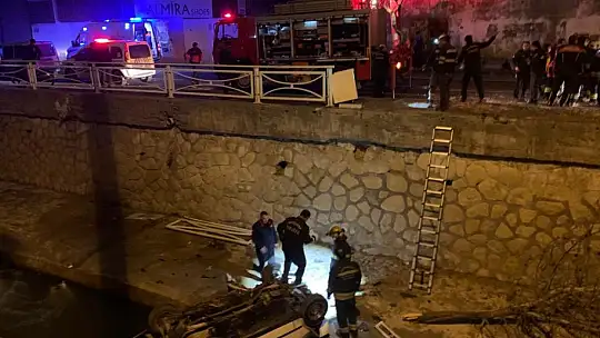 Gaziantep'te otomobil dereye uçtu: 2 yaralı