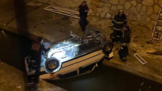 Gaziantep'te otomobil dereye uçtu: 2 yaralı