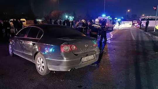 Gaziantep'te otomobille çarpışan işçi servisi devrildi: 2'si ağır 10 yaralı