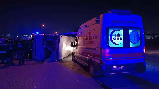 Gaziantep'te otomobille çarpışan işçi servisi devrildi: 2'si ağır 10 yaralı